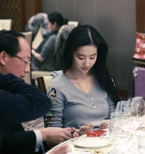 圈内大佬爆料刘亦菲事件,圈内大佬爆料，真相究竟如何？