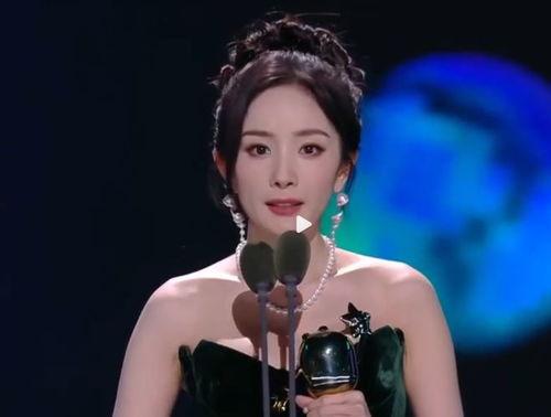 杨幂上台爆料于和伟视频,视频内容引发热议 第1张 杨幂上台爆料于和伟视频,视频内容引发热议 第1张